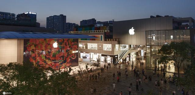 2020年7月15日,三里屯,市民在新装修的苹果店前合影拍照.