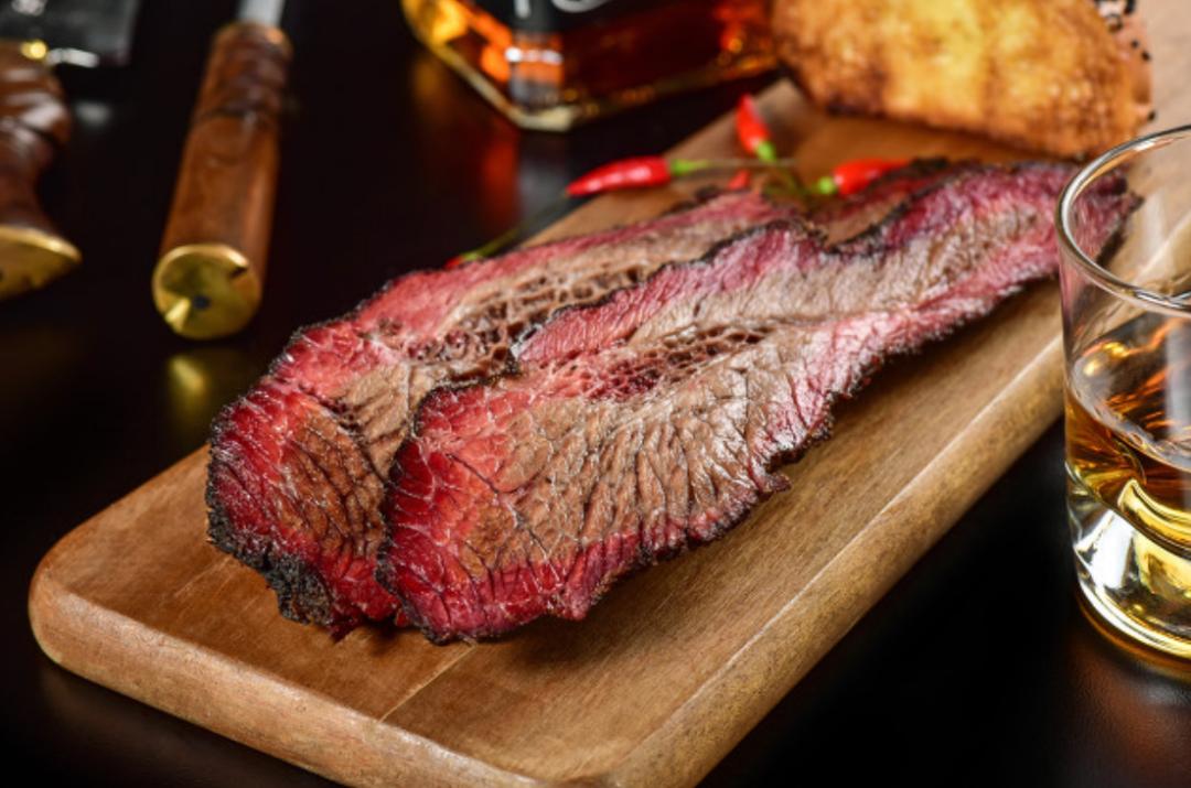 我仿佛能感受到肉汁在口腔里肆意流动丨图虫创意牛胸肉切成半指宽的厚