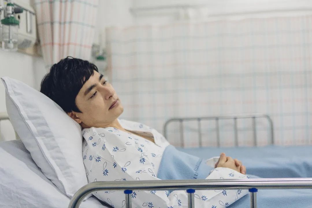 小伙身上出现花斑,暴瘦成80斤病危!医生:晚上这个习惯很多人都有