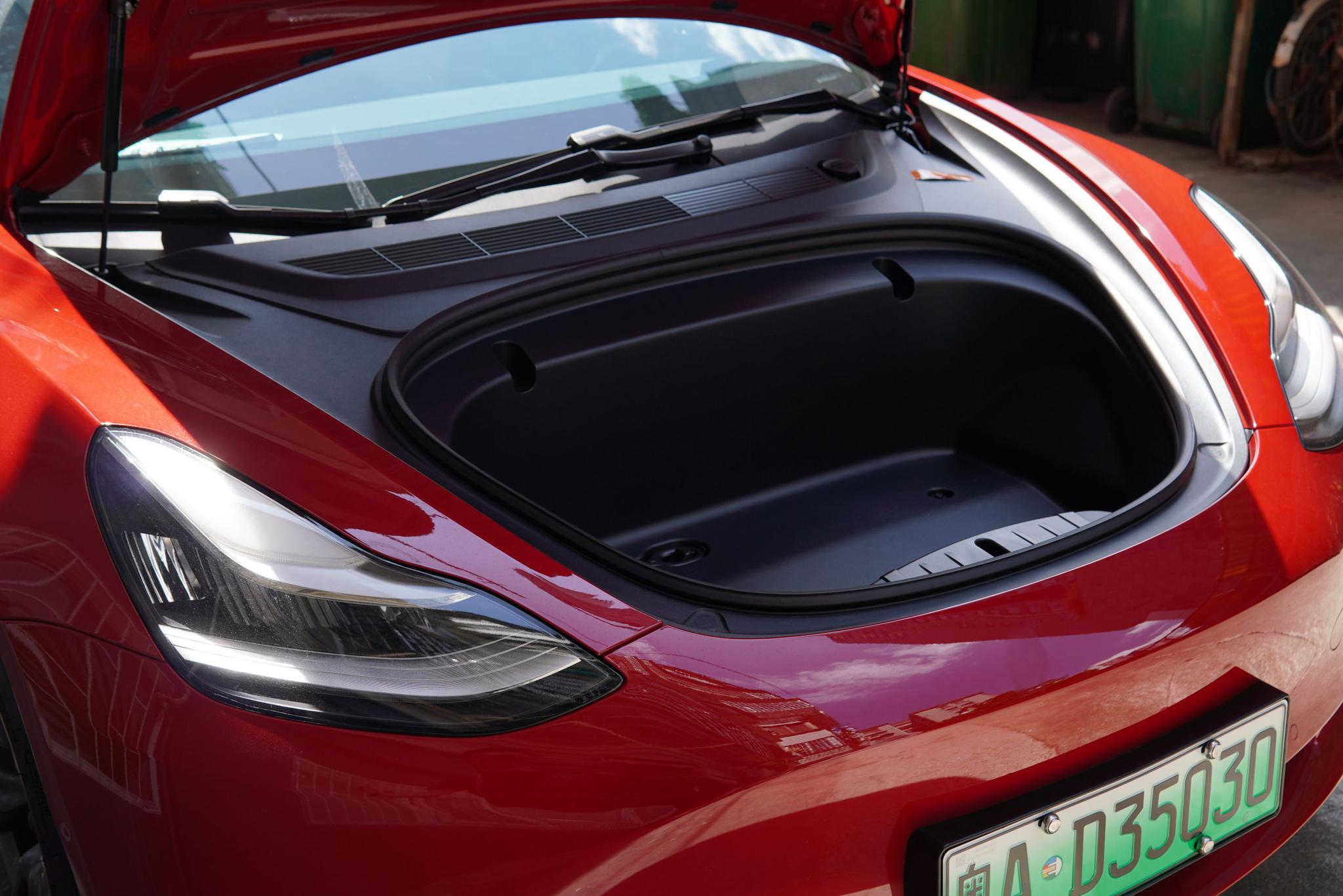 可以足够放下一个小行李箱:外观今年刚好特斯拉国产化,预算还算合适