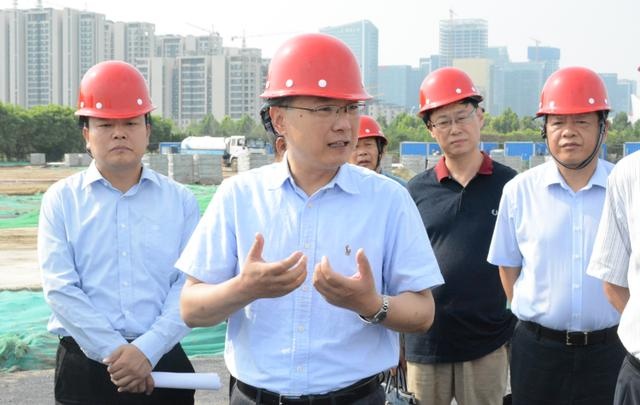 市商务局局长齐孝福,市城市资产运营公司董事长荆国,区领导王学刚,苏