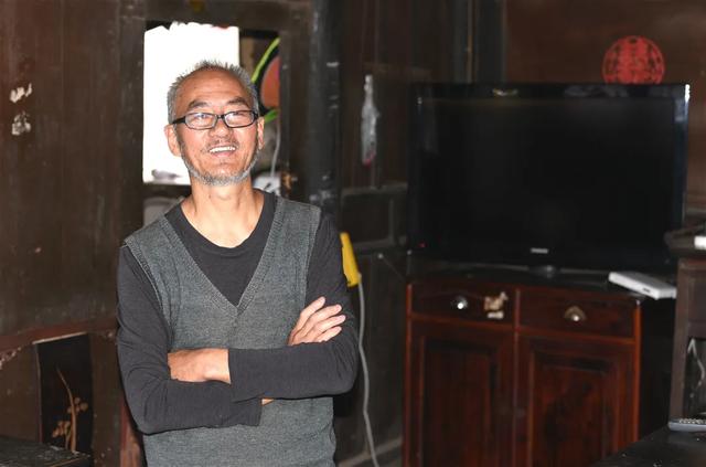 在大院正中的天井里,吕学峰指着地下一摞大方砖,说这上面的年号就是