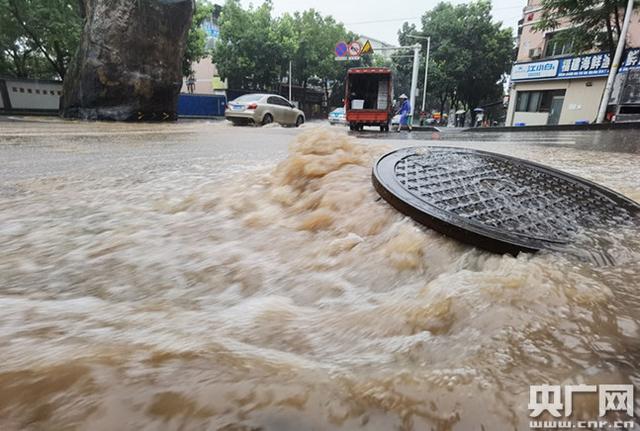 重慶萬州暴雨致部分街道積水深1.5米,武警官兵馳援