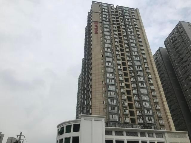 郦景澜庭小区30层的高楼上消防管道始终无水 物业:消防开发商未移交