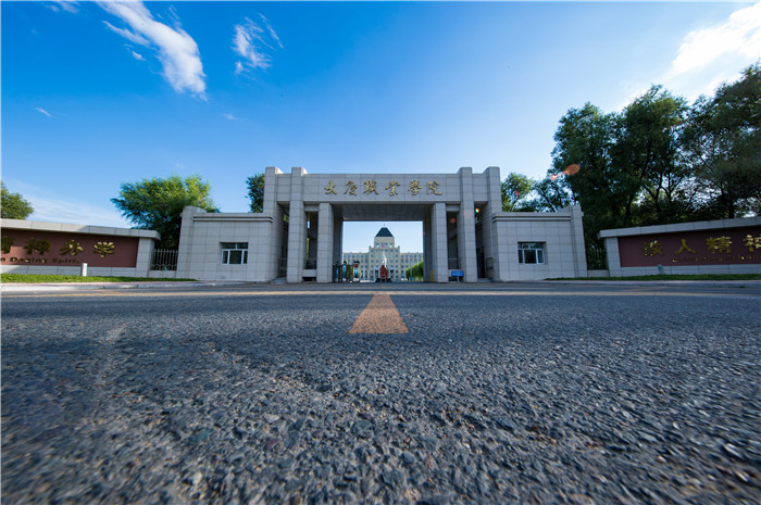 大庆职业学院盛夏的校园