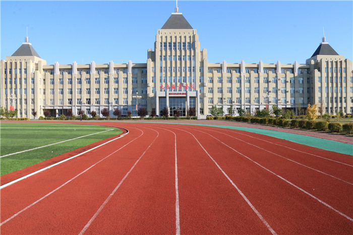 大庆职业学院盛夏的校园