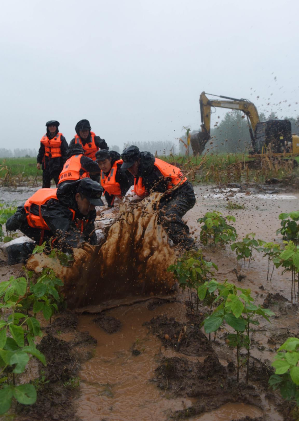 安徽铜陵:武警暴雨作业勇堵管涌