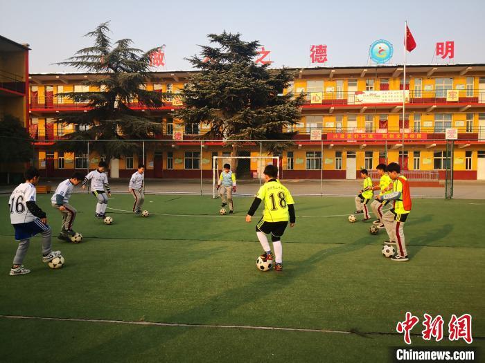 图为沙河市第二中学附属小学的小球员在训练。　李洋 摄