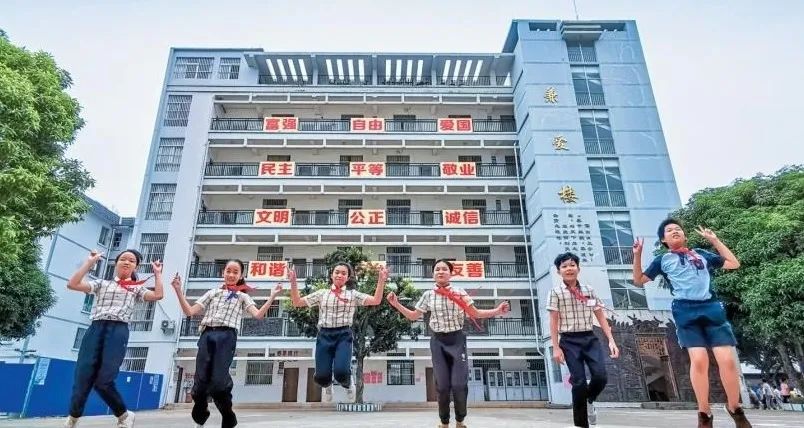 "富强,民主,文明,和谐……"走进南宁市第十七中学,郎朗诵读声传来