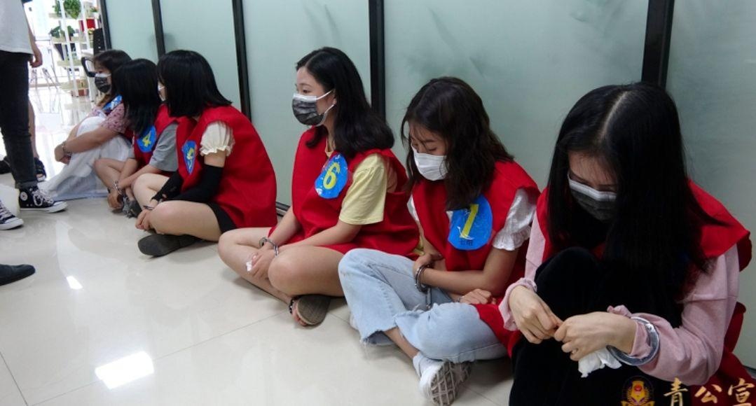 "美女主播"牵出电信诈骗大案!青岛公安押解120余名涉案人员回青