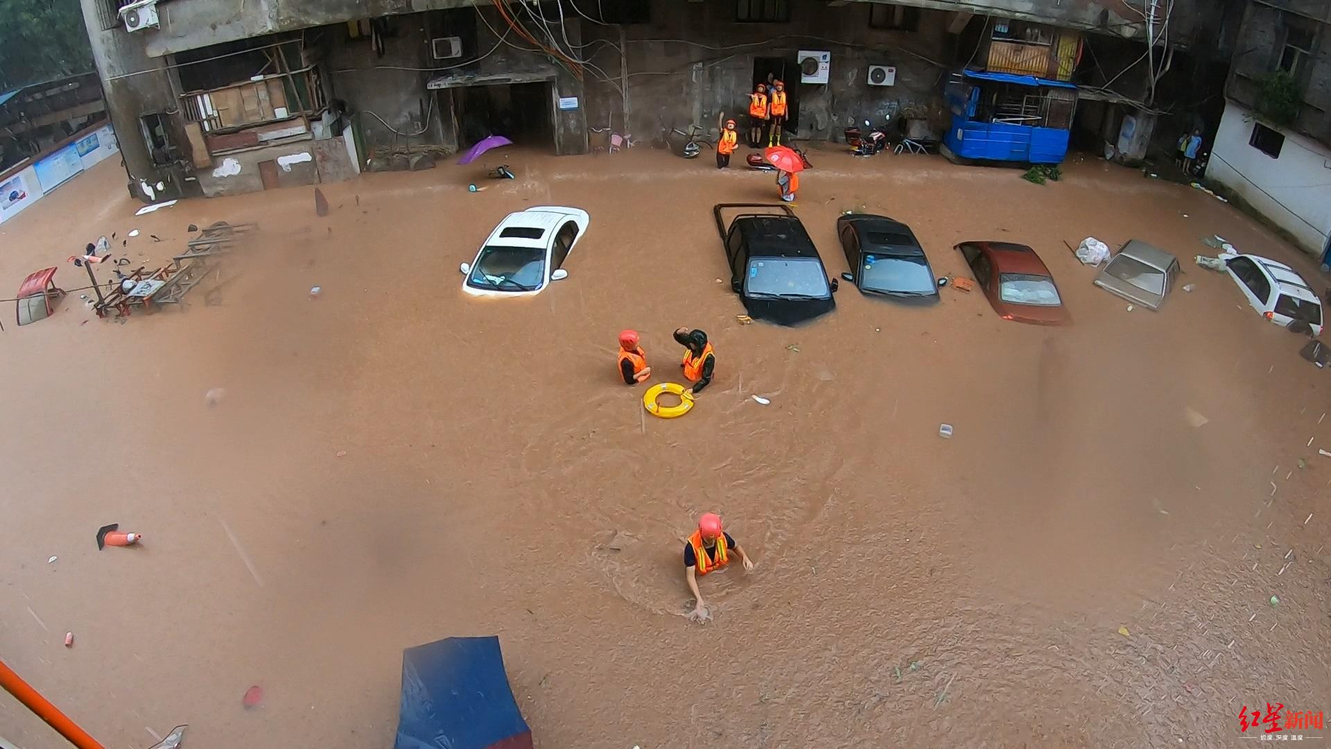 强降雨致四川广安多地受灾,消防从一小区转移210名被困者
