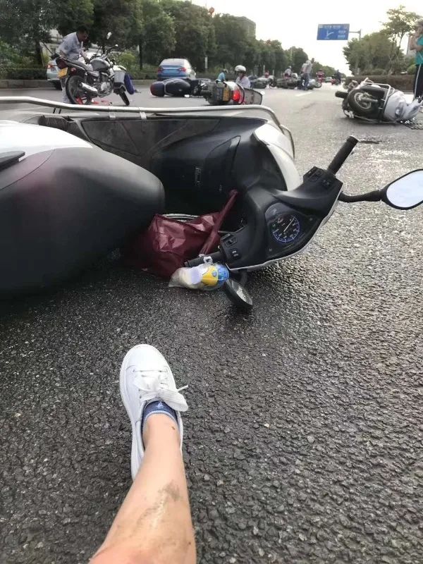 摩托车摔车图片滑倒图片