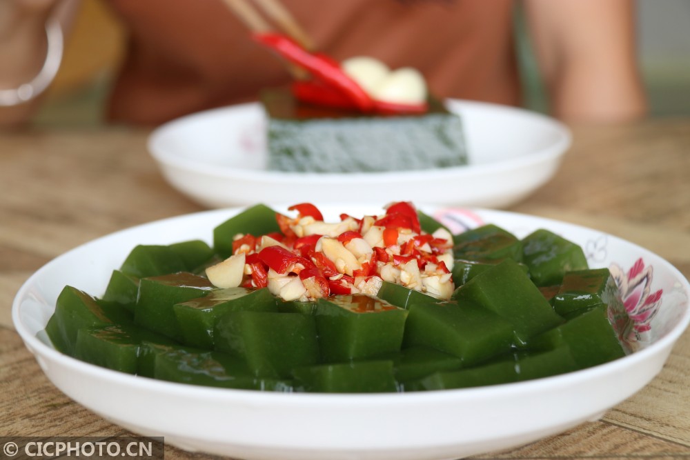 重庆黔江:树叶搓成致富"翡翠豆腐"