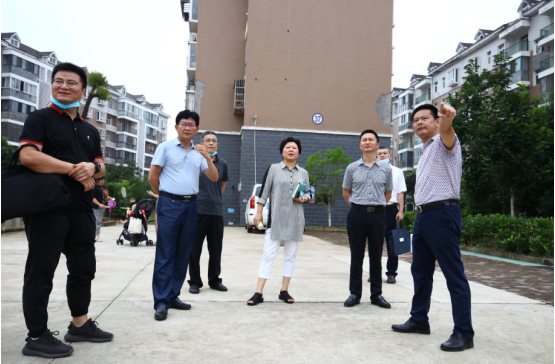 湖北宜昌:猇亭法院院长王新华到七里新村社区参加"双报到"活动