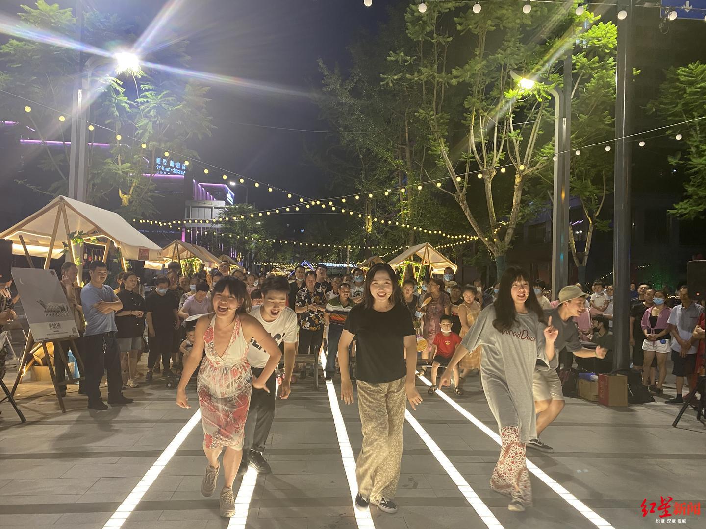 看表演,赏文创,成都音乐大道特色街区文创集市等你打卡!