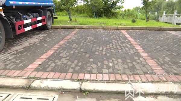 行道砖铺成停车位标线镇江句容不少司机中招被罚