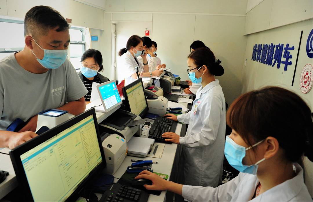 把"医院"搬上火车 成铁集团5年累计开行健康列车37趟次