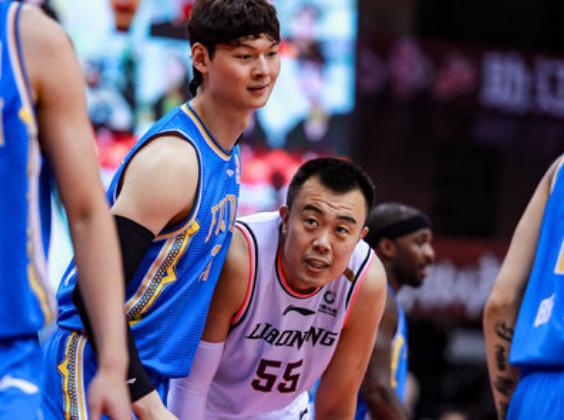 意外?韩德君10 9打爆王哲林,梅奥陈林坚对飙,郭艾伦3中1还两犯