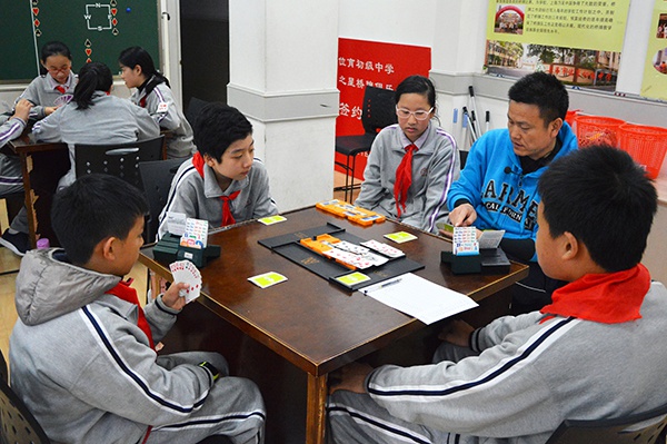 上海这所初中25年坚守桥牌特色，延伸思维让学生终身受益