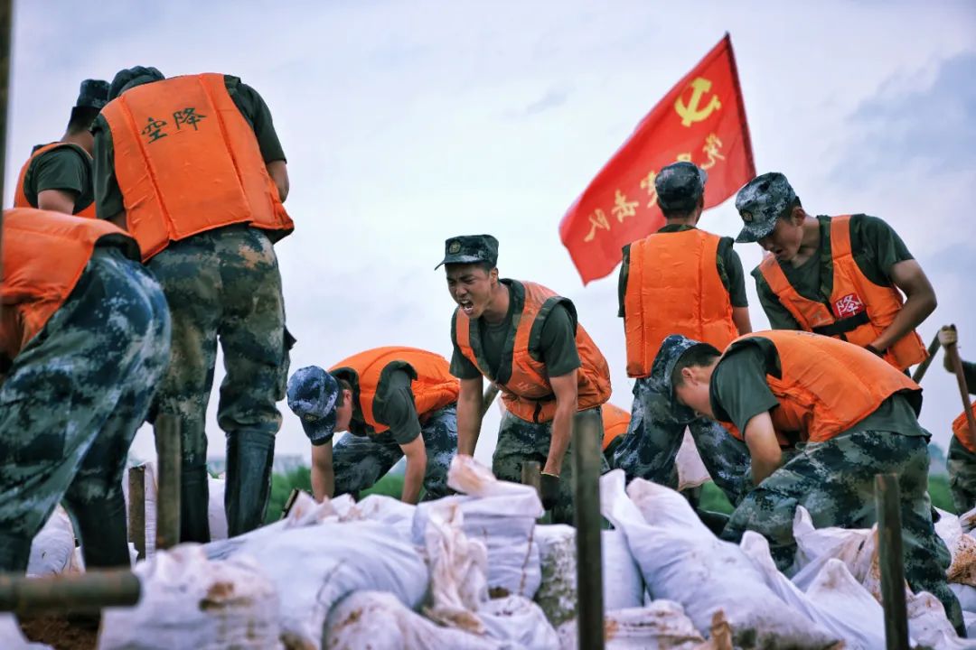 网友:都是可爱又可敬的人一针一线穿梭着军民鱼水情风雨中抗洪的背影