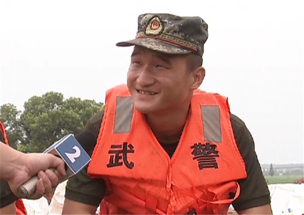 这几天,修河的水位稍退,九江永修县艾城镇的高桥圩堤,武警宜春支队的