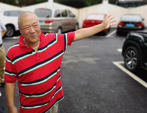 【走向我们的小康生活】"等房子装修好,欢迎你们再来参观!