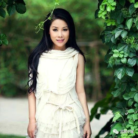 深情激昂独龙族歌手阿普萨萨携手海啸音李雨儿唱响为你而来致敬一线