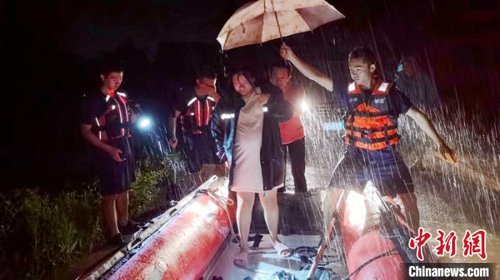 中新网|四川泸州：发布5轮暴雨预警 紧急转移安置2301人