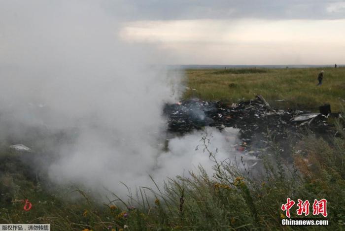 图为马航MH17客机在顿涅茨克地区坠毁现场。