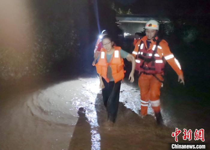 中新网|四川泸州：发布5轮暴雨预警 紧急转移安置2301人