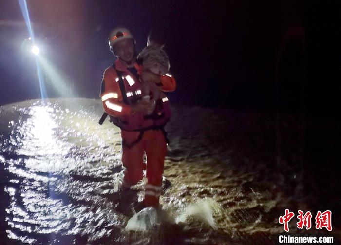 中新网|四川泸州：发布5轮暴雨预警 紧急转移安置2301人
