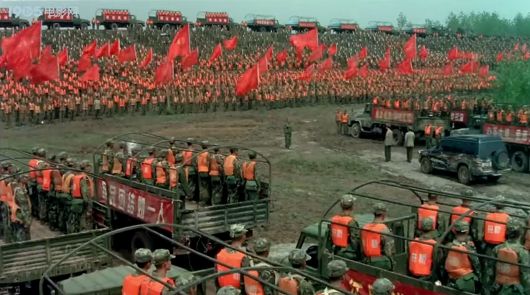 01以1998年长江抗洪为背景,全景式地展示了抗洪救灾中的各类群像.