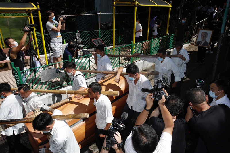 何猷龙捧赌王遗像8人抬棺何鸿燊移灵东华义庄