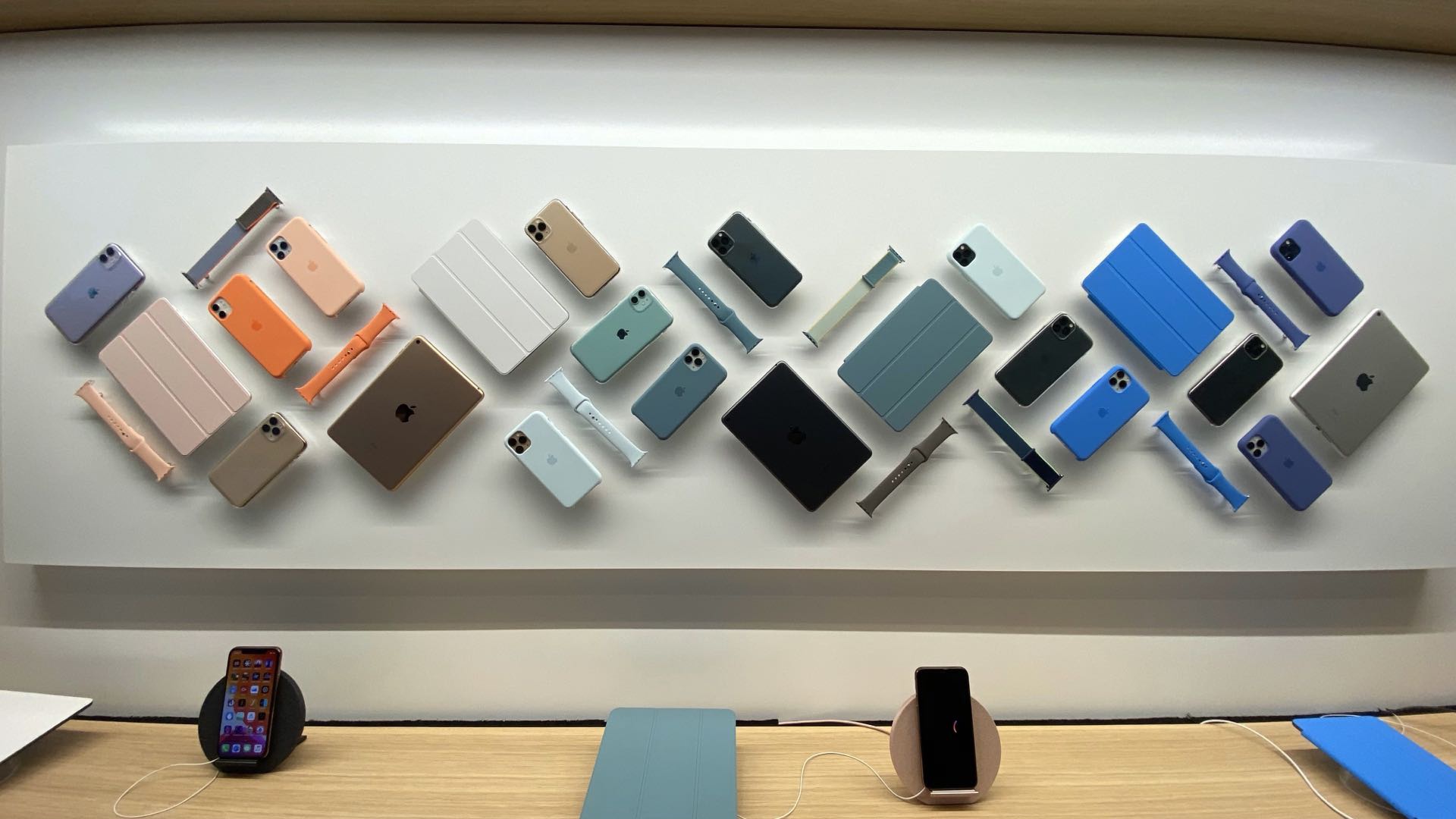 除了产品展示,苹果也在二楼设计了休闲区域,大尺寸荧幕必不可少.