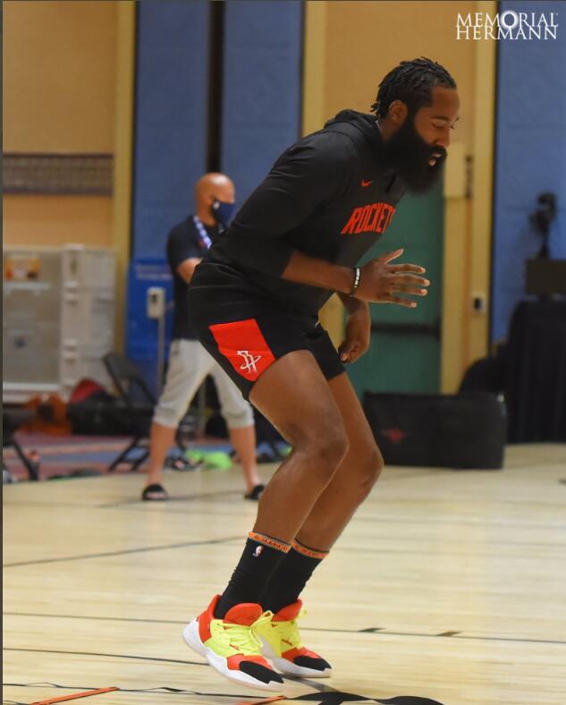 官方晒照,哈登首次在隔离园区训练