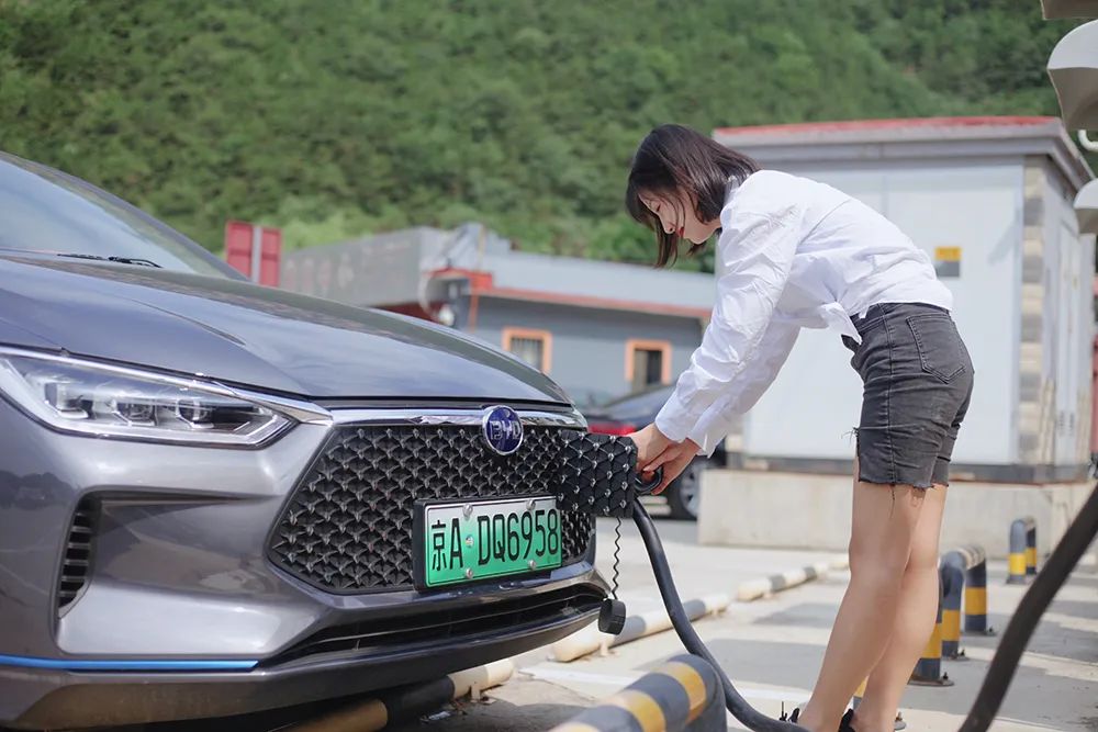 美女车主和闺蜜的郊外自驾之旅!这台电动车真的"香"!