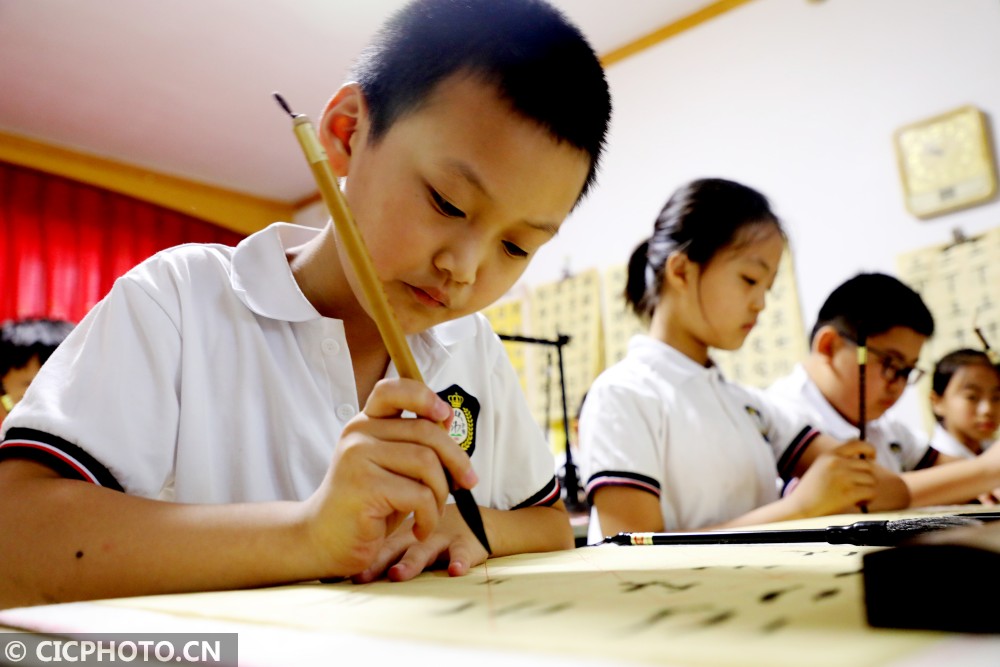 2020年7月17日,河北省邢台市平乡县县直第一小学的学生在练习书法.