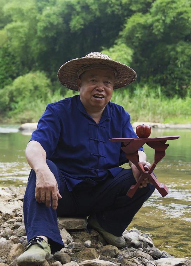 当代鲁班63岁阿木爷爷玩木头走红海外