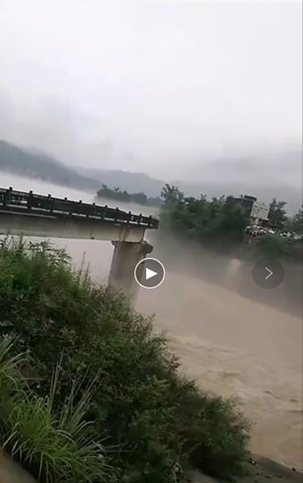 朱家嘴大桥垮塌现场.