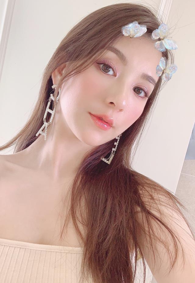 方媛真是骨子里都透出富太气息,贵气妆容精致非凡,看了就想照学