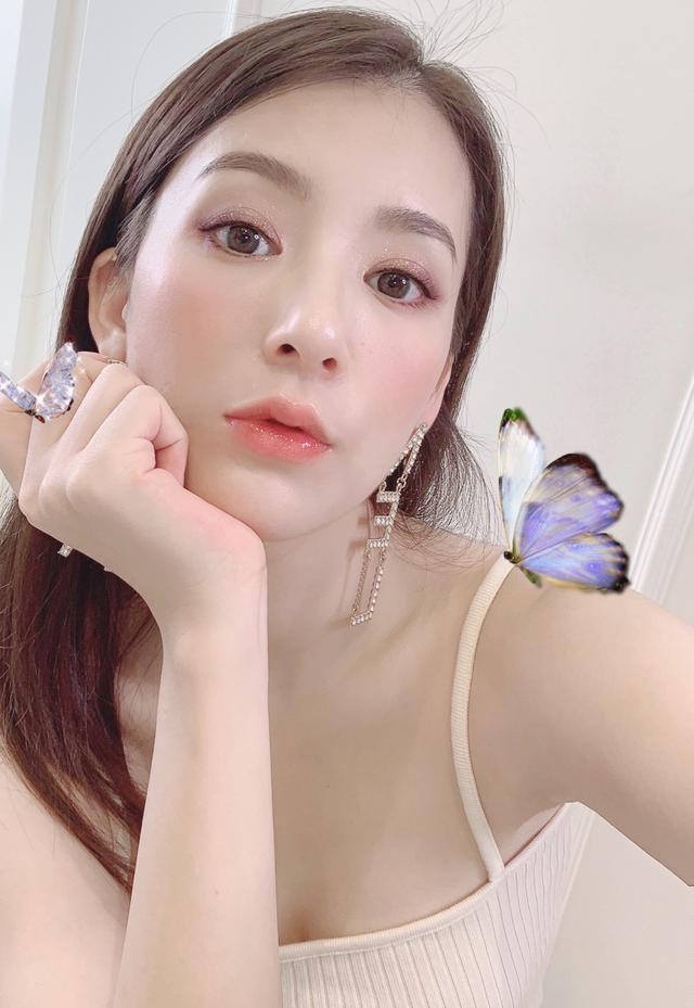 方媛真是骨子里都透出富太气息,贵气妆容精致非凡,看了就想照学