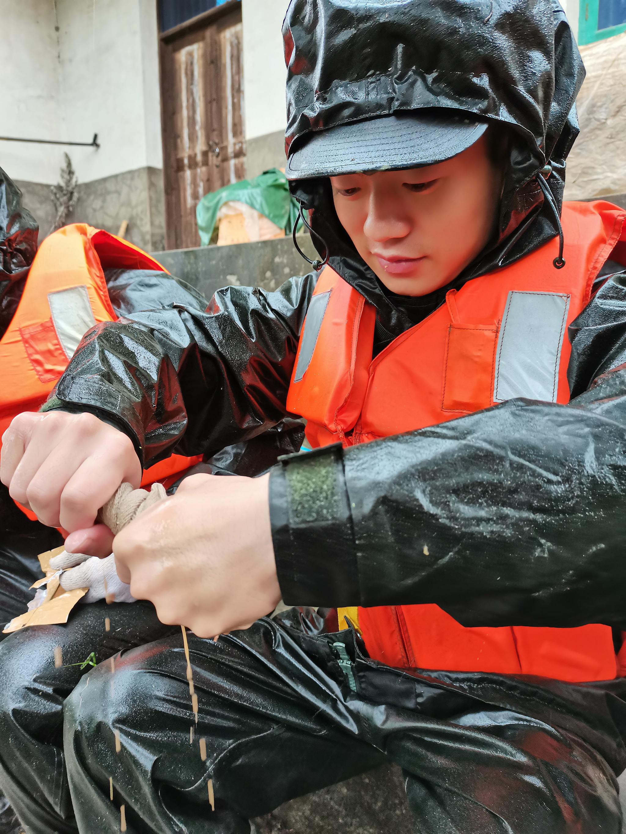 【防汛救灾第一线】 抗洪一线的武警:在雨中进食,累了就躺在堤坝上