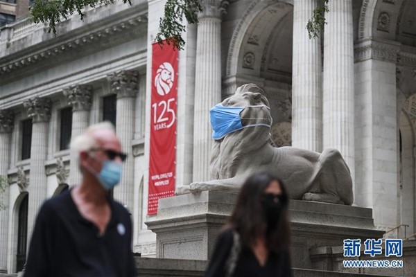 这是7月8日在美国纽约公共图书馆前拍摄的“戴”口罩的石狮子。 新华社记者 王迎 摄