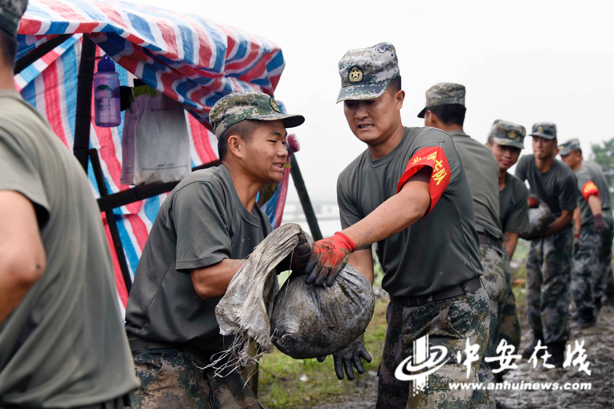 【防汛救灾第一线】人民子弟兵酣战一天 人民群众夹道相迎|抗洪_新浪