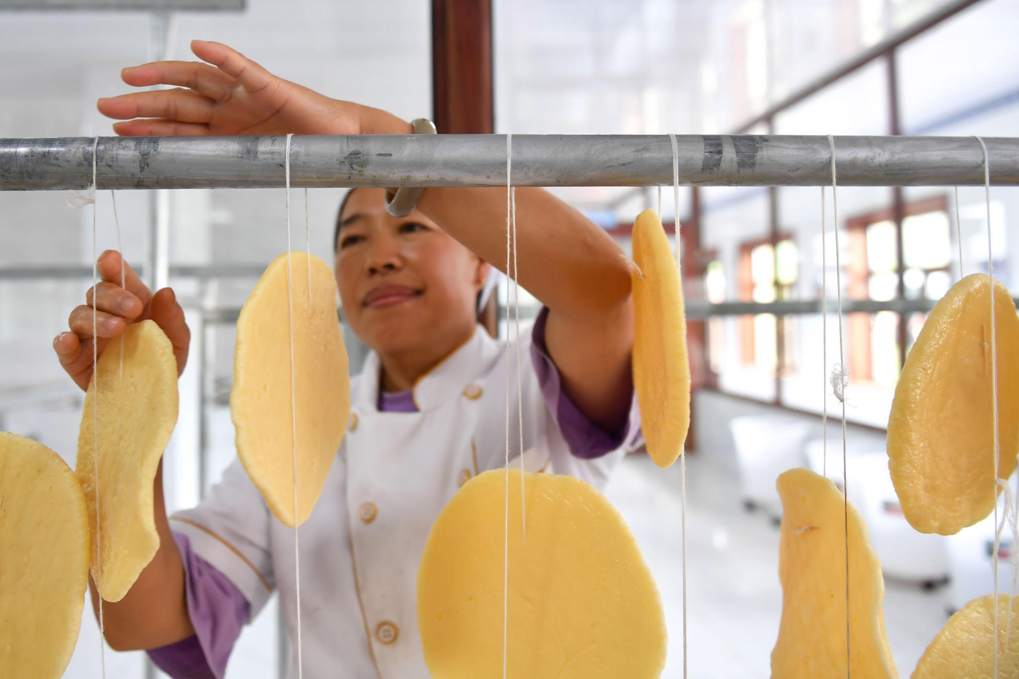 社员王香连在晾晒奶豆腐
