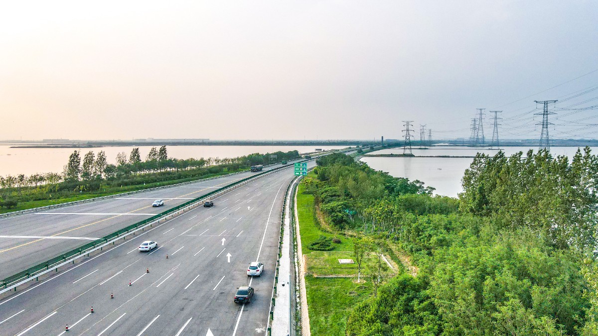 稻田春光,湿地荻花,盐池听风……今年5月起,随着唐曹高速生态廊道的