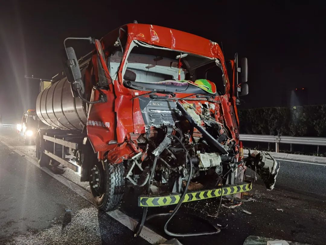 突发:济南东绕城高速,一罐车追尾半挂车