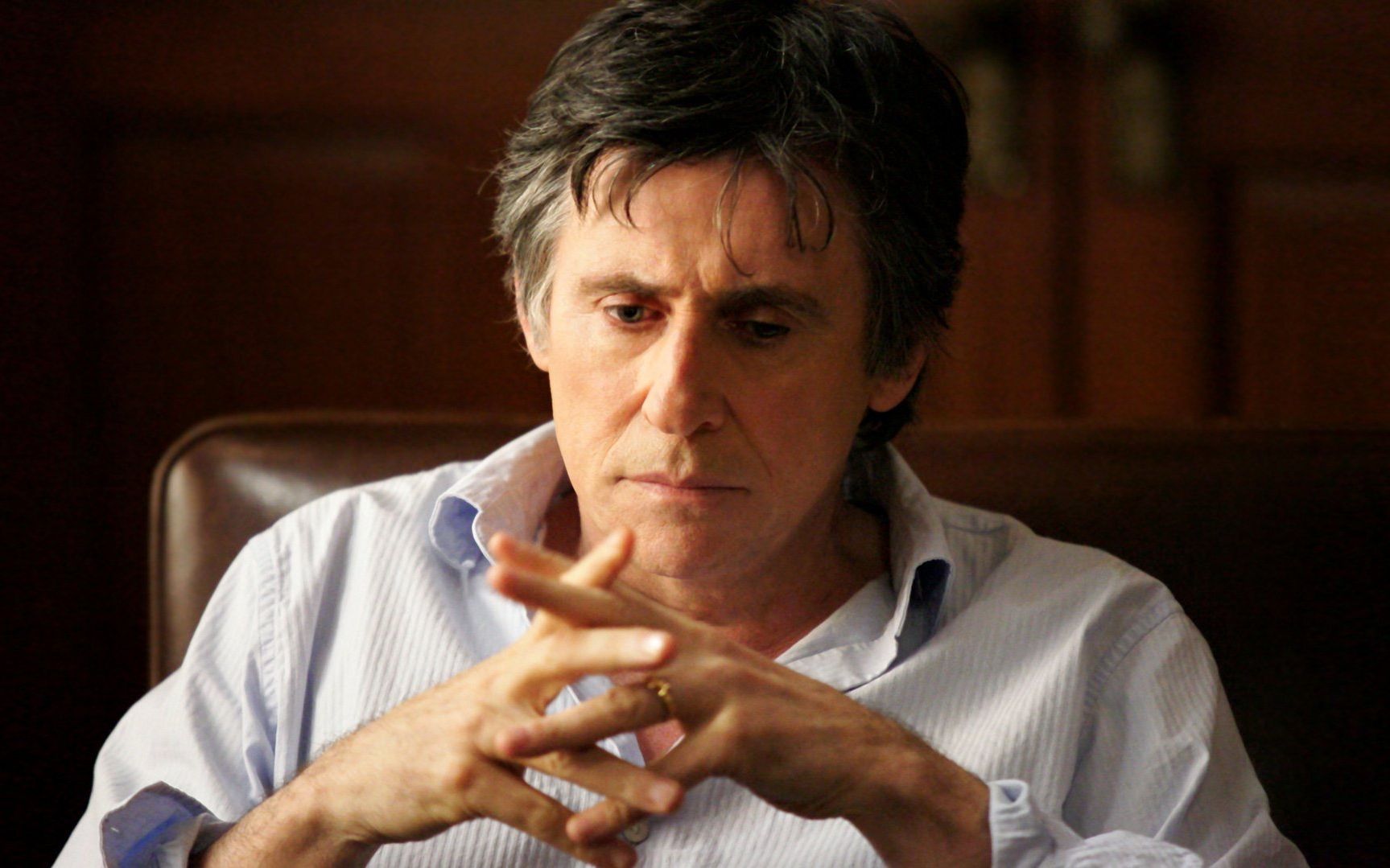 美剧《扪心问诊》剧照,图为加布里埃尔·伯恩饰演的保罗医生.