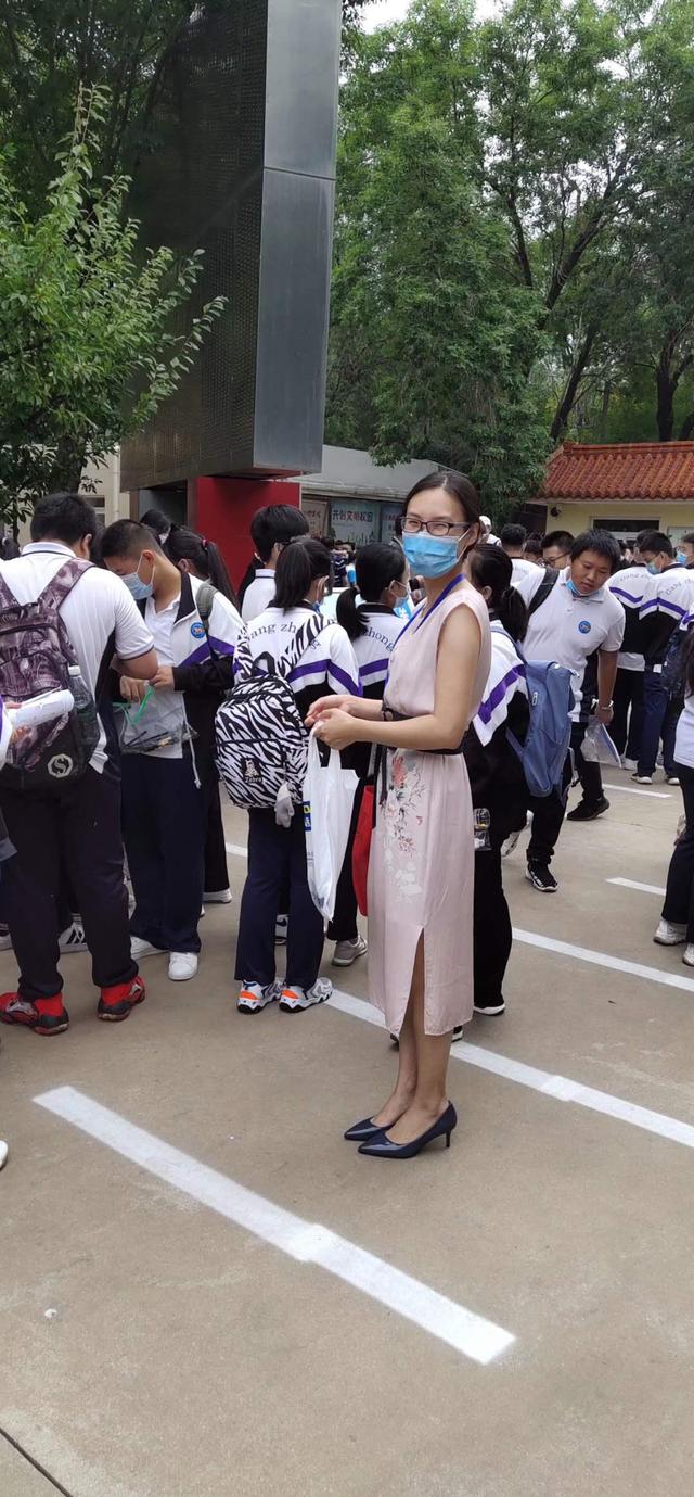 在塘沽二中考场门口,考生们精神抖擞,已做好准备,全力应考.