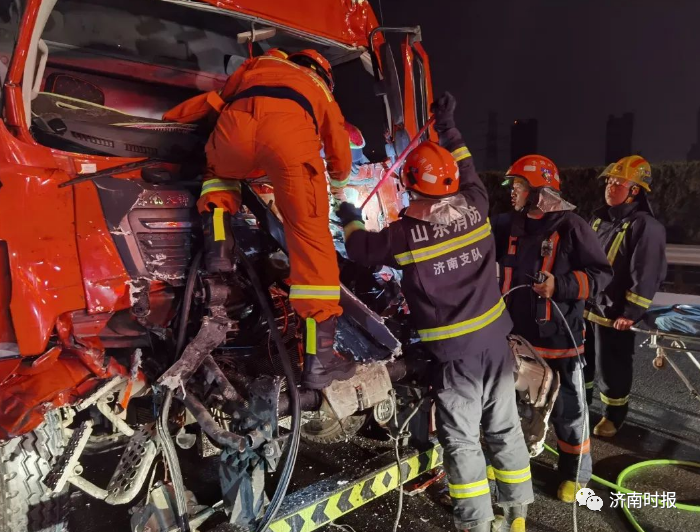 突发:济南东绕城高速,一罐车追尾半挂车